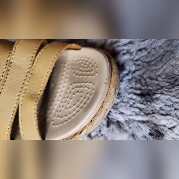 CROCS Aleigh Leather Wedge Sandal Women’s Size:W8 - Picture 5 of 10